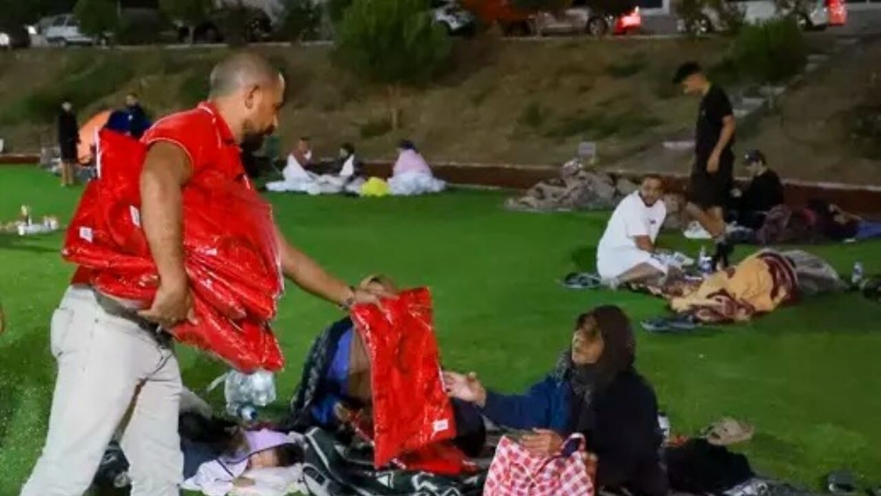 Kızılay'dan Sındırgı'ya 80 Bin Beslenme Paketi ve 4 Bin 400 Battaniye Desteği