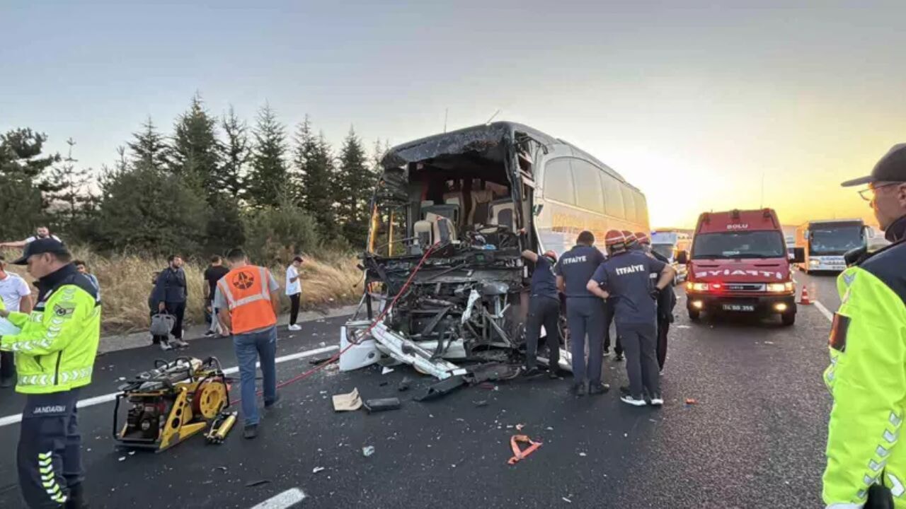 Anadolu Otoyolu'nda feci kaza! Otobüs kamyona çarptı
