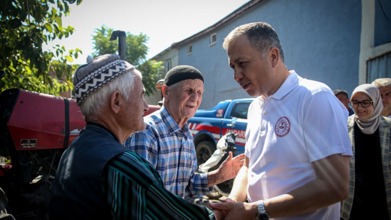 İçişleri Bakanı Ali Yerlikaya, Sındırgı'daki deprem bölgesinde incelemelerde bulundu