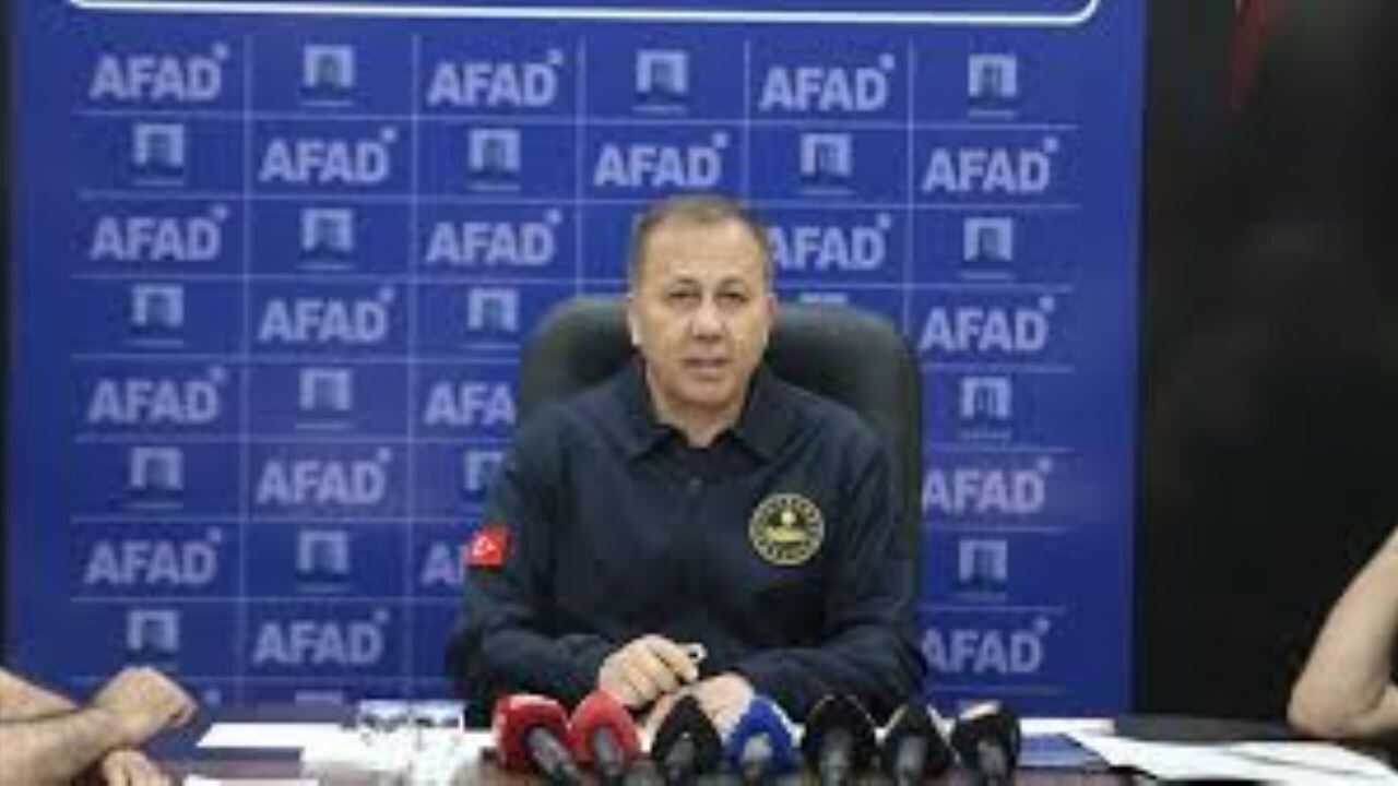 İçişleri Bakanı Yerlikaya: Çanakkale'de orman yangını sebebiyle 2 bin 220 vatandaşımızı güvenli bölgelere tahliye ettik