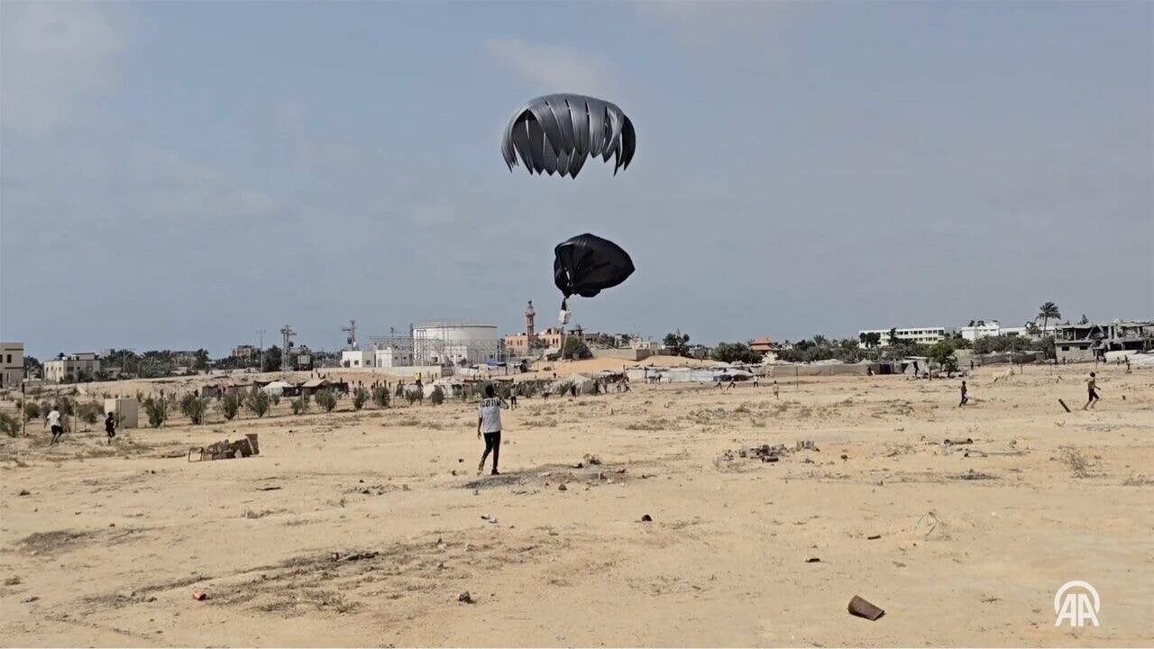 Filistinliler, paraşütle indirilen insani yardım malzemelerine akın etti