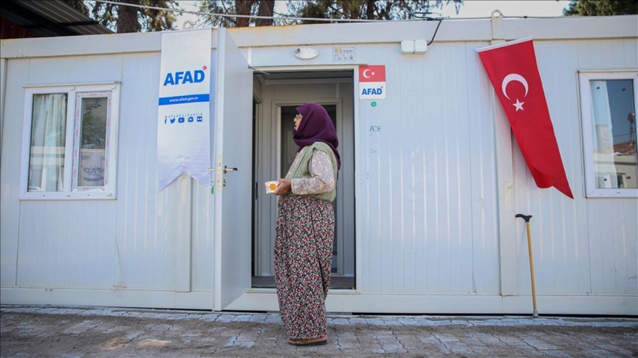 Balıkesir Sındırgı'daki depremde evleri zarar gören vatandaşlar için konteynerler kuruluyor