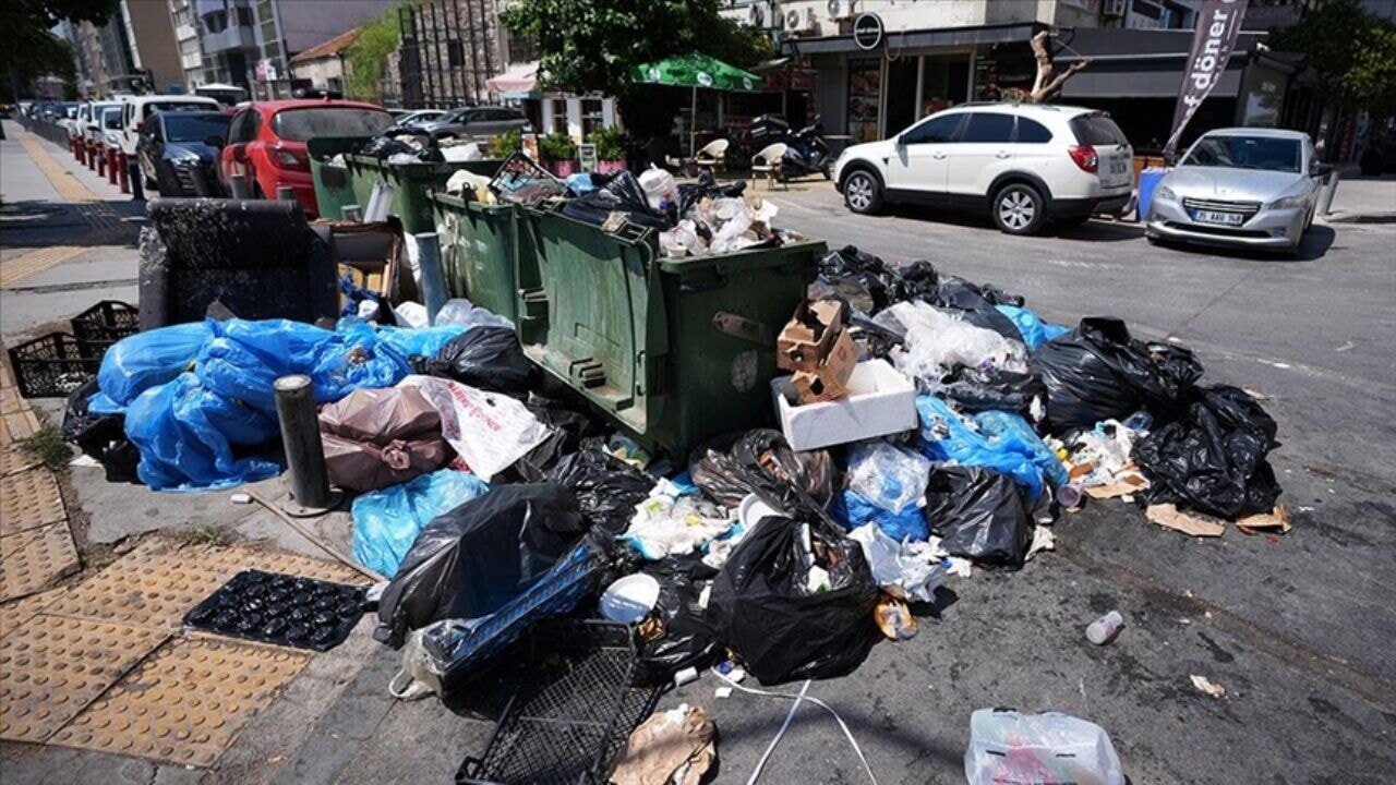 İzmir'de toplanmayan çöpler tepkilere neden oldu
