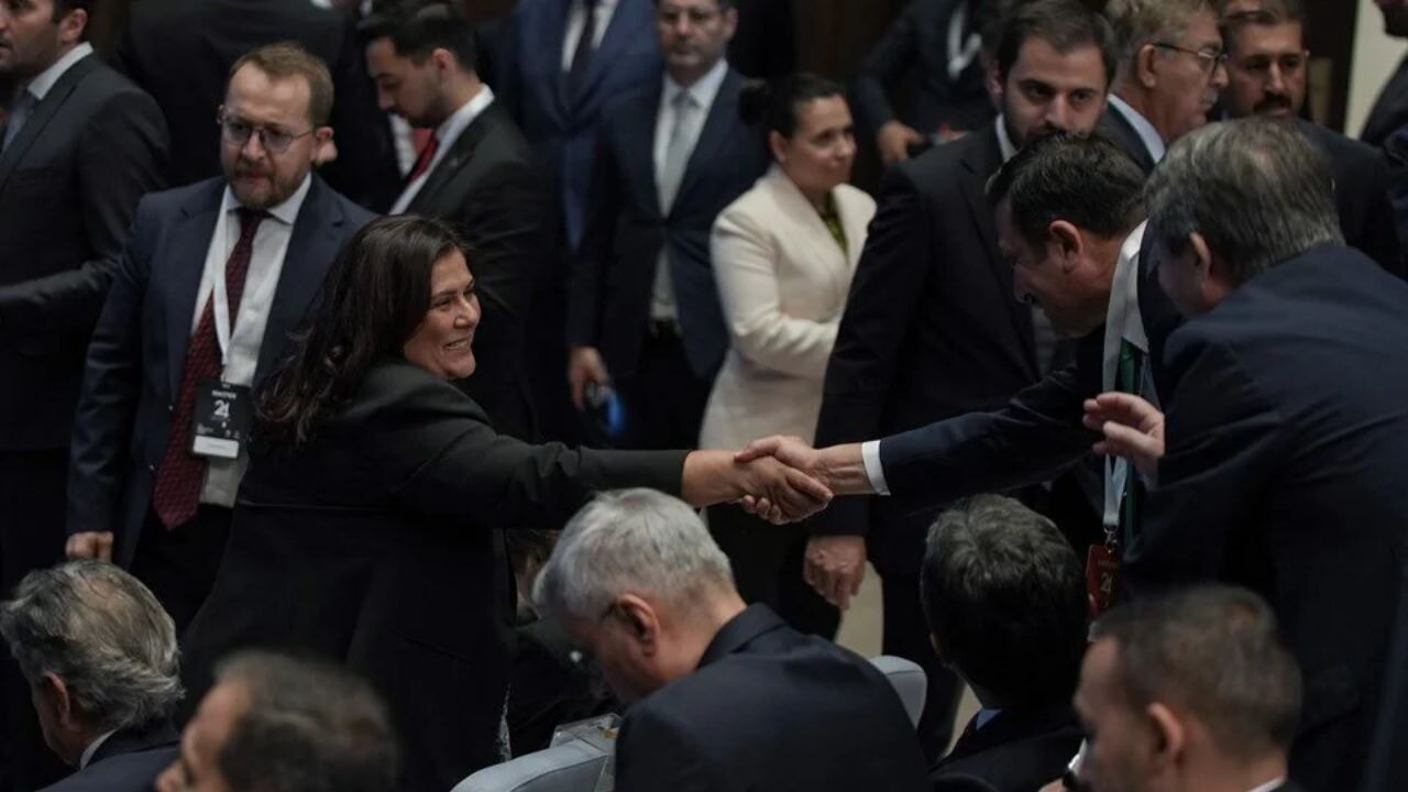 CHP'li başkan Özlem Çerçioğlu AK Parti'ye geçti