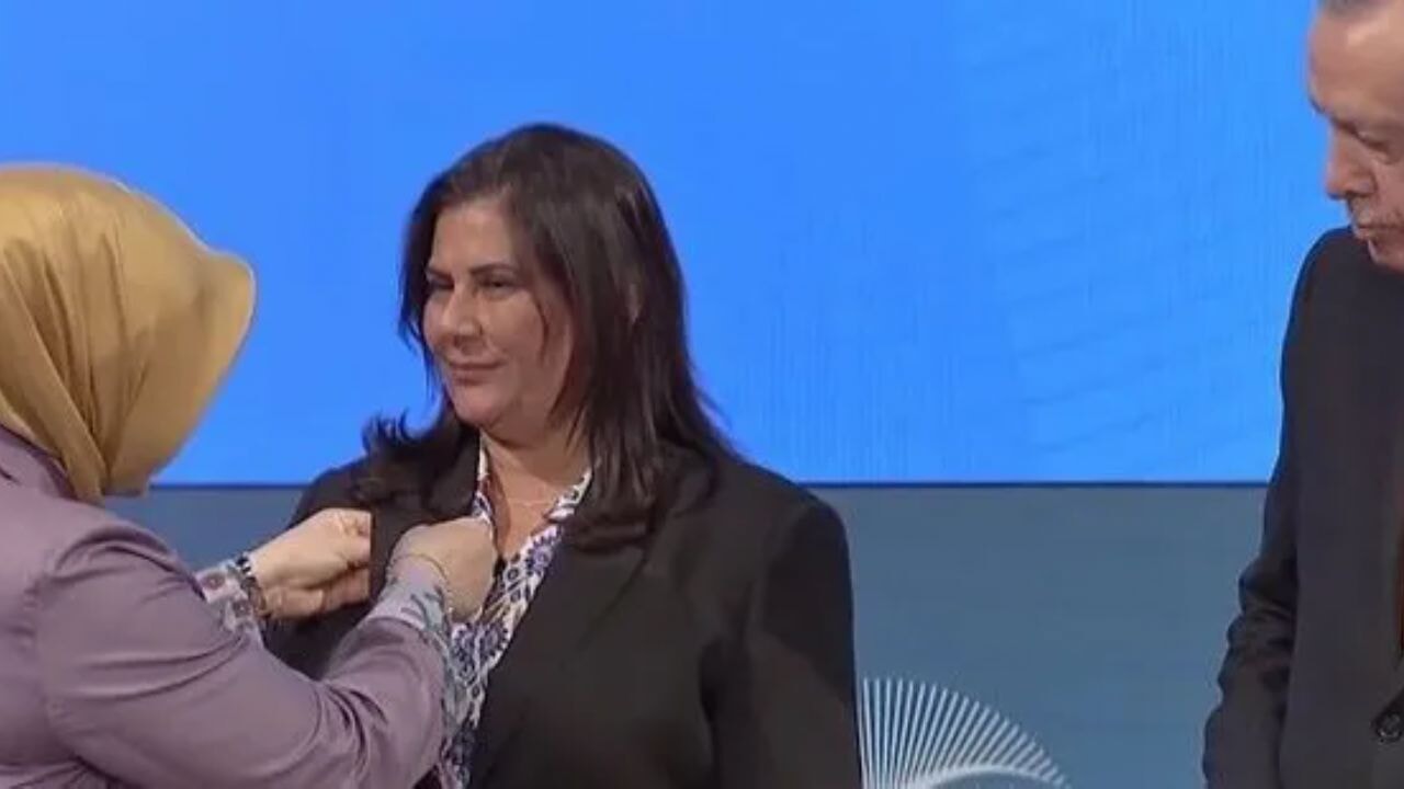 Cumhurbaşkanı Erdoğan, AK Parti'ye katılan Çerçioğlu'na rozetini taktı