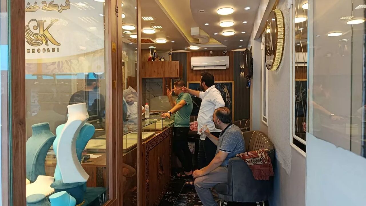 Adana'da maskeli ve silahlı soyguncular kuyumcuyu bastı