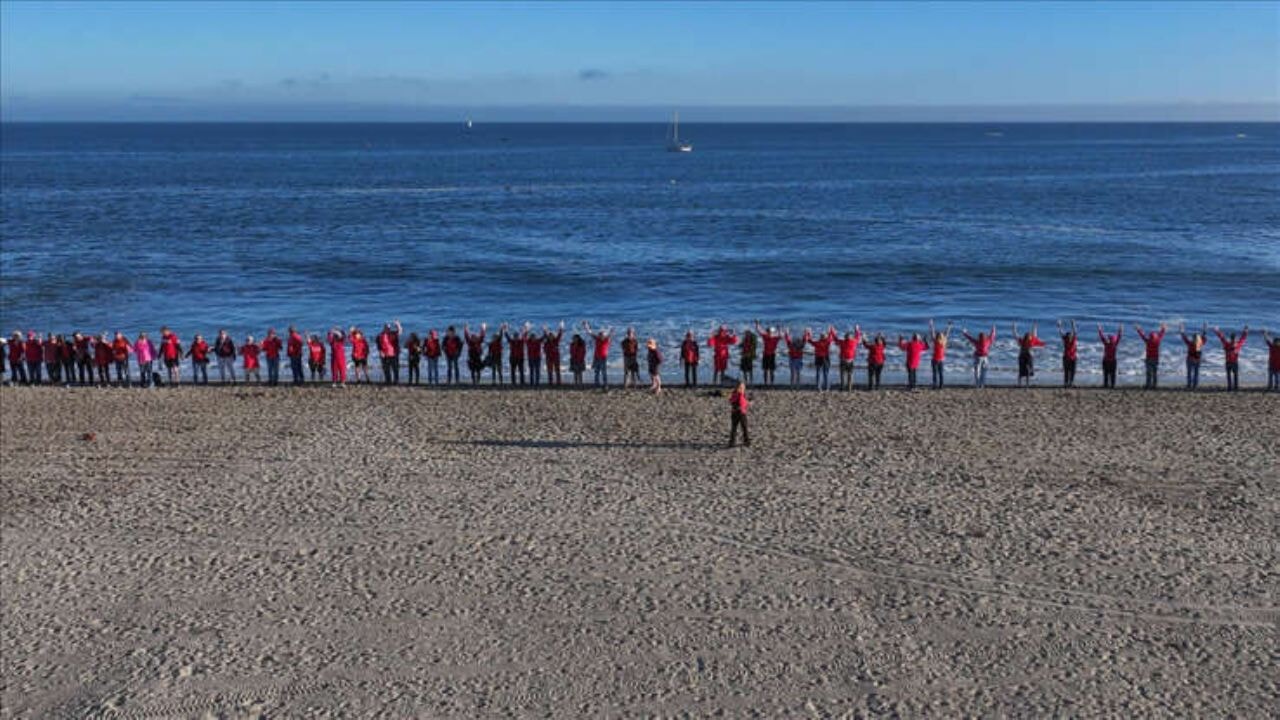 İsrail'in Gazze'ye saldırılarını protesto etmek amacıyla 'Kırmızı Hat' oluşturuldu