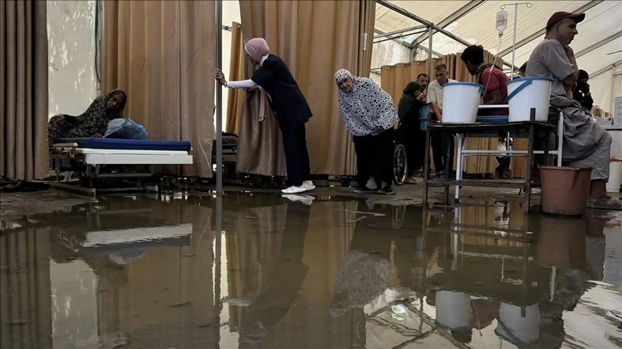 İsrail bombardımanı sonrası Gazze'deki Nasır Hastanesi kanalizasyon suları altında kaldı