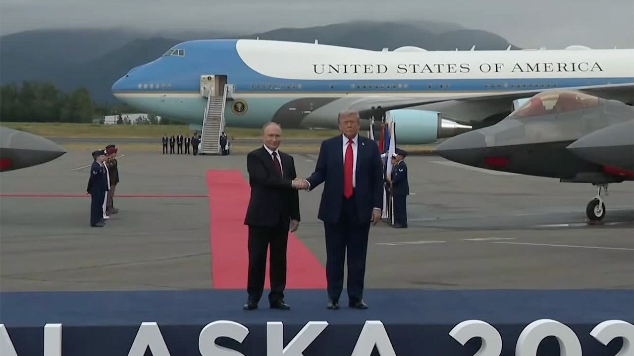 Trump ve Putin, görüşmek için gittikleri Alaska'da havalimanında birbirlerini selamladı