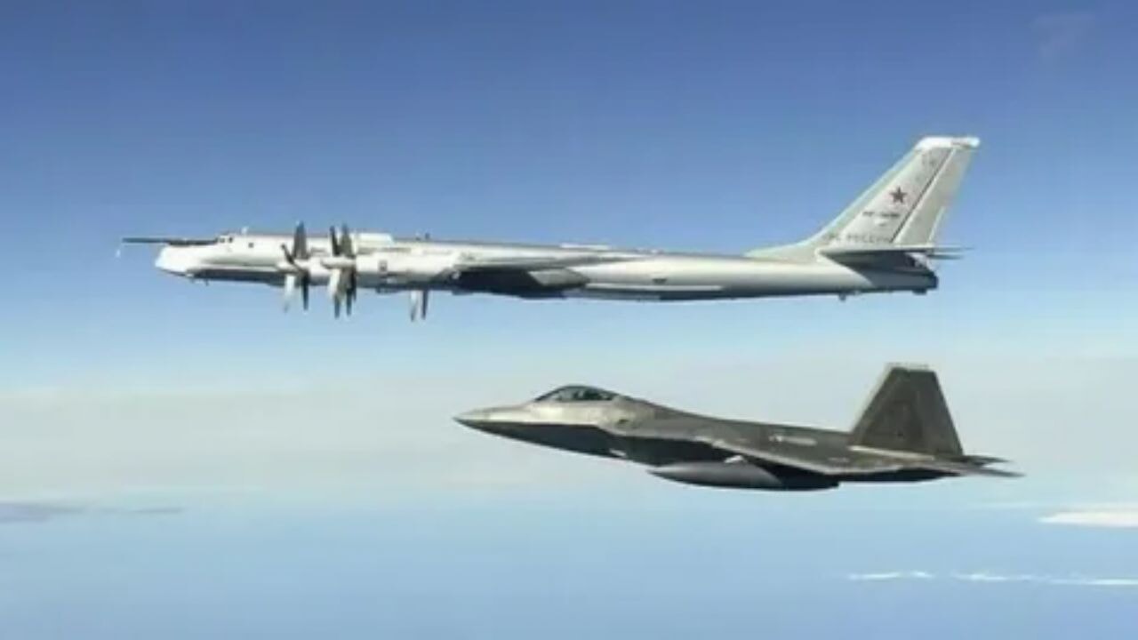 Amerikan F-22 savaş uçakları, Alaska'dan ayrılan Putin'in uçağına eşlik etti