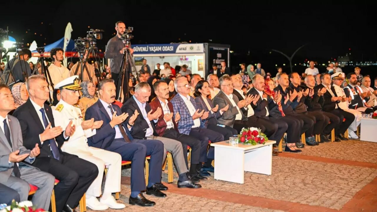 Gölcük'te depremde kaybedilenler için anma töreni düzenlendi