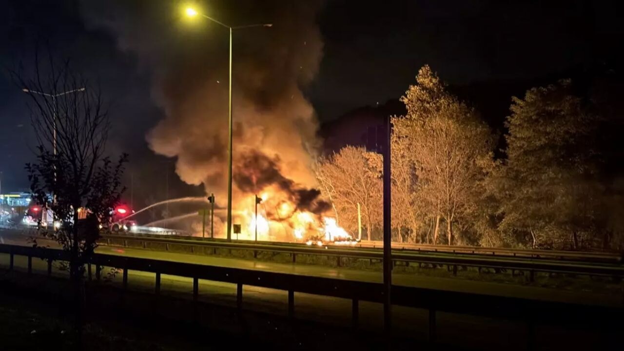 Alevler içinde ilerleyen tır otomobil ve kamyonetle çarpıştı
