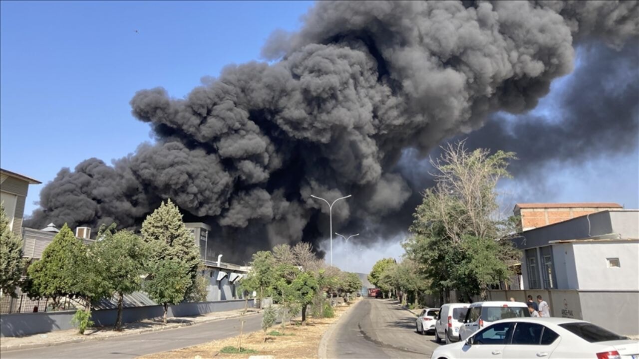 O fabrika alevlere teslim: 40 araçla 100 itfaiye eri müdahale ediyor