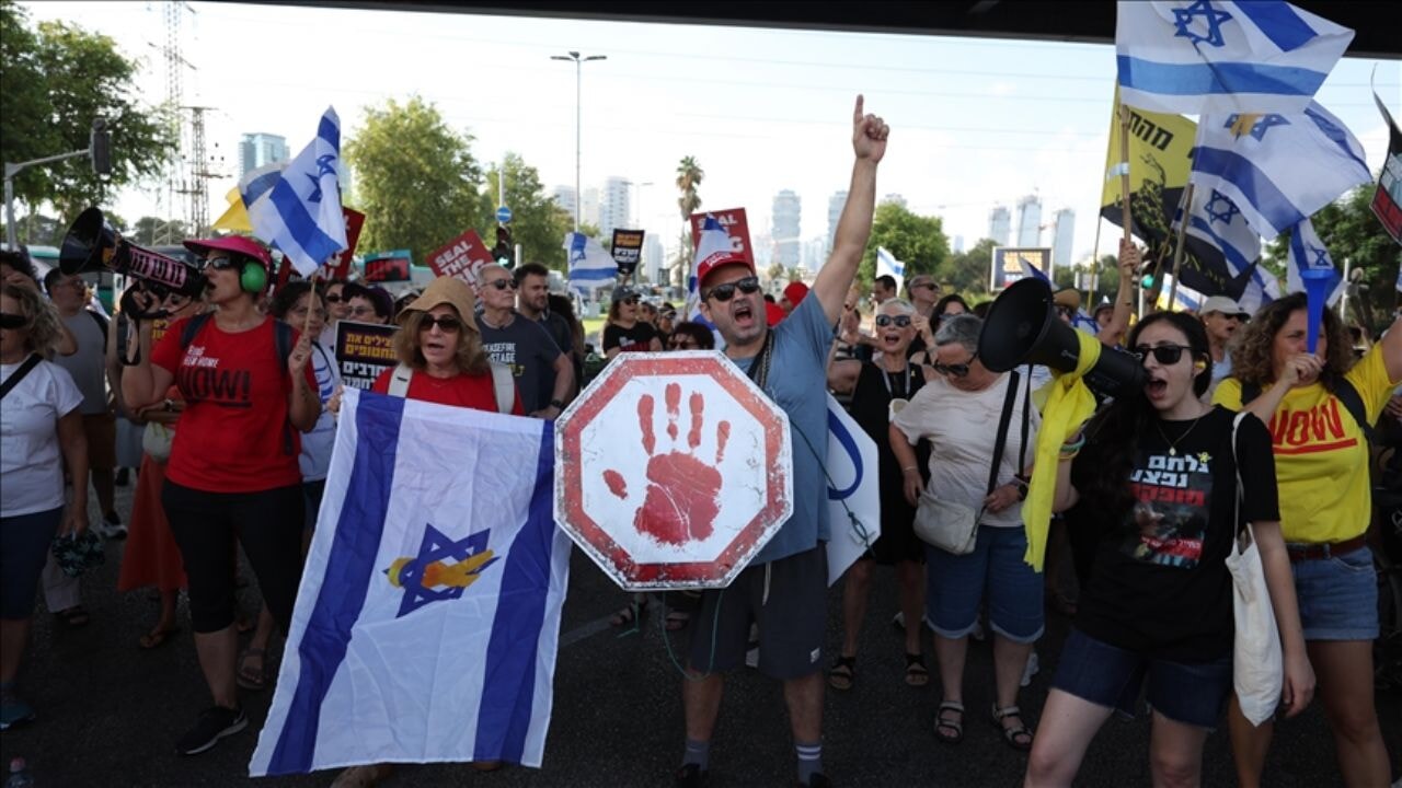 İsrail'de iç isyan: Bir günde 220 bin kişi...