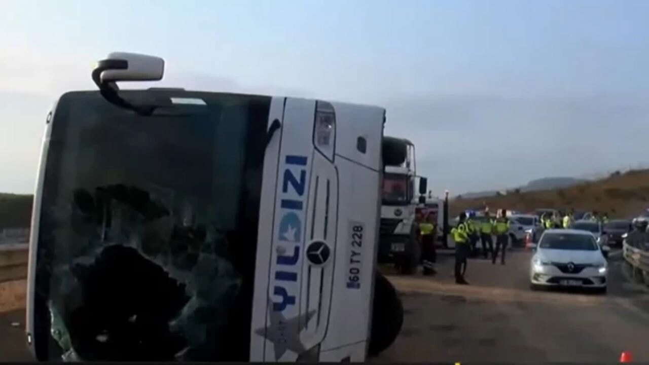 Kuzey Çevre Otoyolu'nda yolcu otobüsü bariyerlere çarptı, 4 kişi hayatını kaybetti, 26 kişi yaralandı