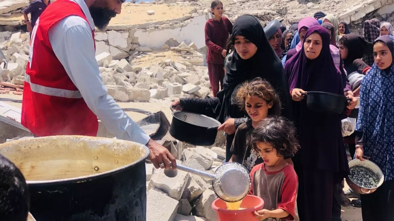 Türkiye'den Gazze'ye aralıksız yardım: Binlerce kişiye sıcak yemek ulaşıyor