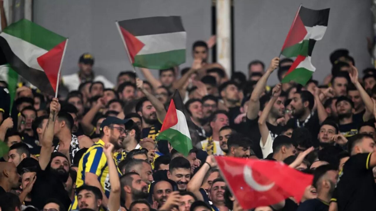 Fenerbahçe tribünlerinden Gazze'ye destek mesajı yükseldi