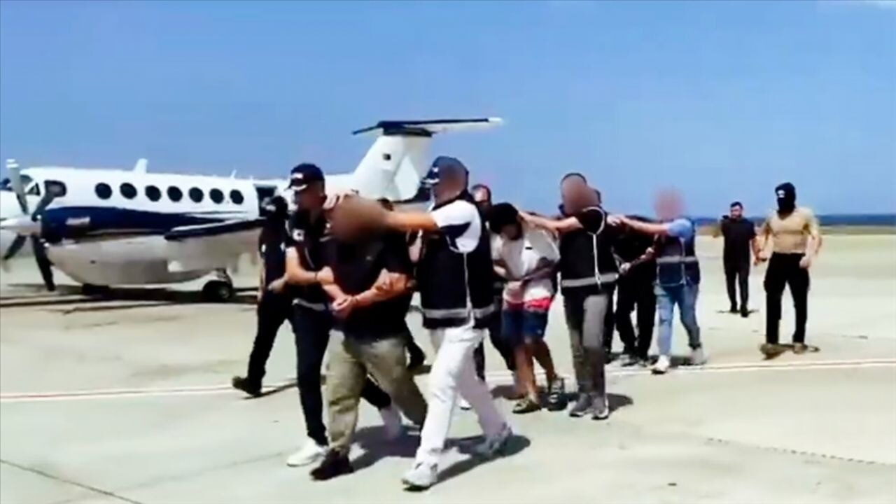 Kırmızı bültenle aranan 3 suçlu Rusya'dan Türkiye'ye getirildi