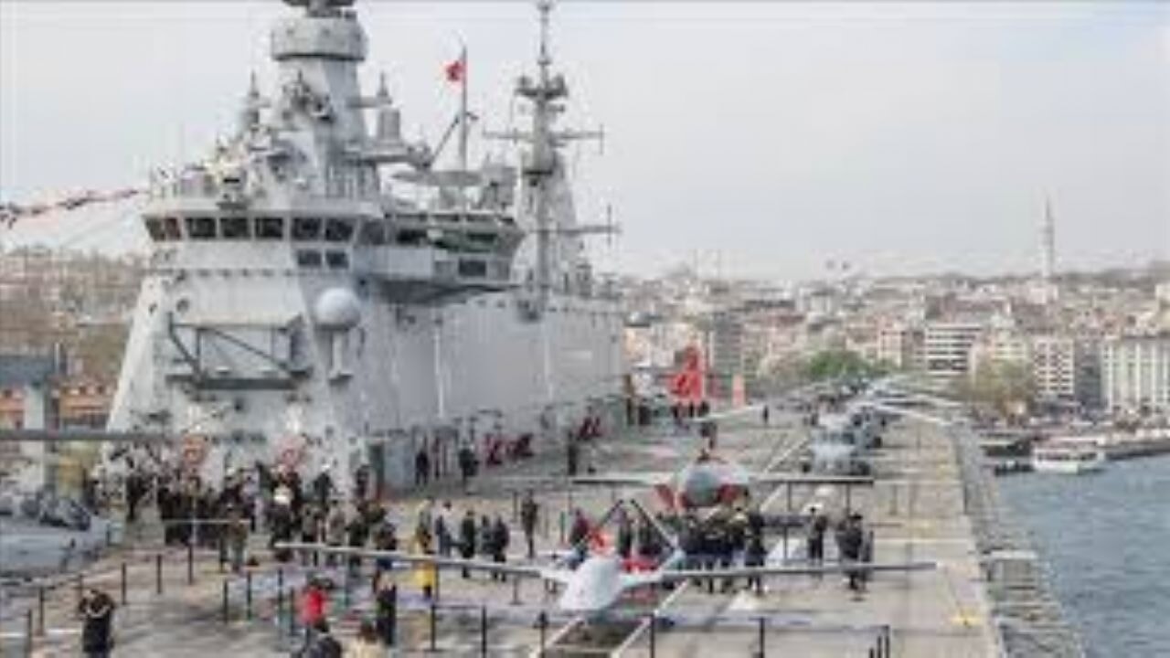 TCG Anadolu gemisi Sarayburnu'na demirledi