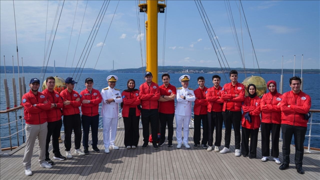 Savarona yatıyla Boğaz'daki geçiş törenine katılacak gençler duygularını AA'ya anlattı
