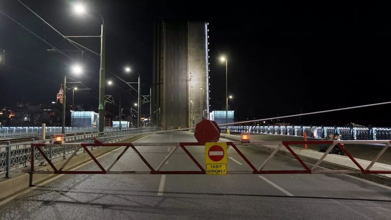 Görevliler Yeni Galata Köprüsü'nü trafiğe kapattı