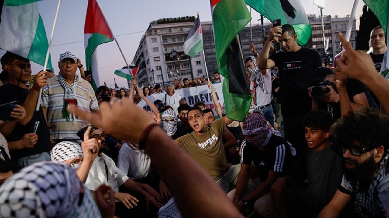 Atina'da Gazze İçin Eylem: Parlamento Önüne Kefenli Maketler Bırakıldı