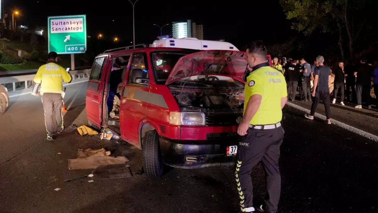 Otoyolda çifte minibüs kazası: Yaralılar arasında turistler de var