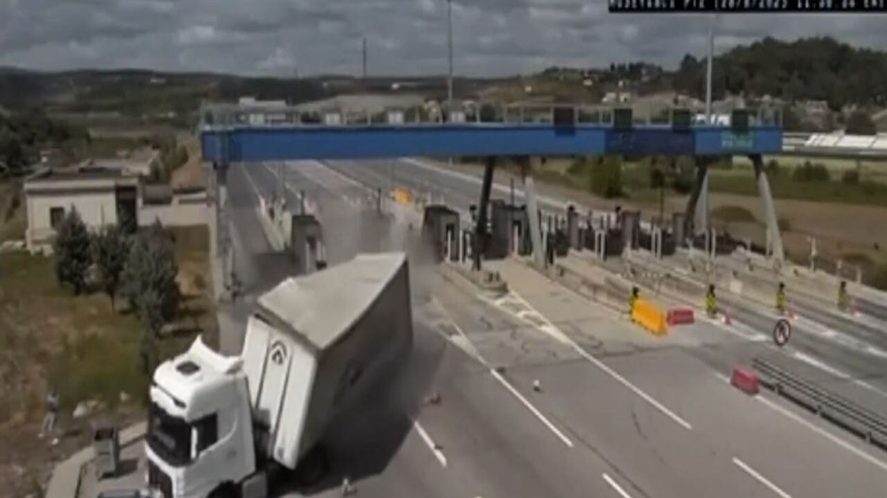 Otoyol çıkışı jandarma aracına çarptı! Yerlikaya, detayları paylaştı