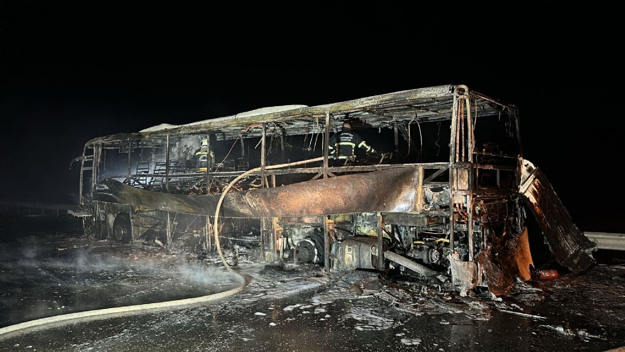 Tarsus-Adana-Gaziantep otoyolunda yolcu otobüsü yangında küle döndü