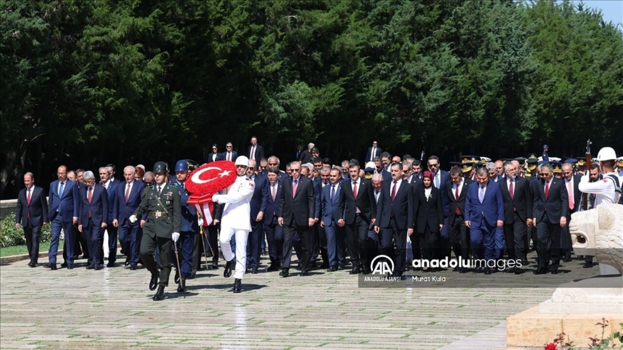 Cumhurbaşkanı Erdoğan, 30 Ağustos Zafer Bayramı dolayısıyla Anıtkabir'i ziyaret etti