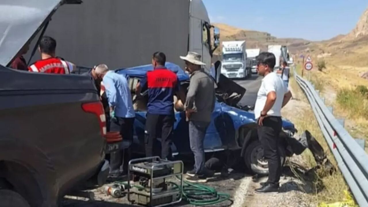 Hakkari-Van kara yolunda feci çarpışma