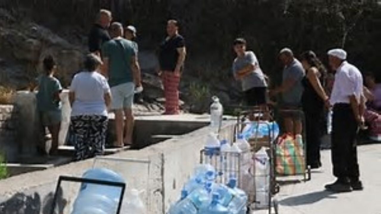 Su kesintisinin yaşandığı İzmir Çiğli'de bazı vatandaşlar çeşmede kuyruk oluşturdu