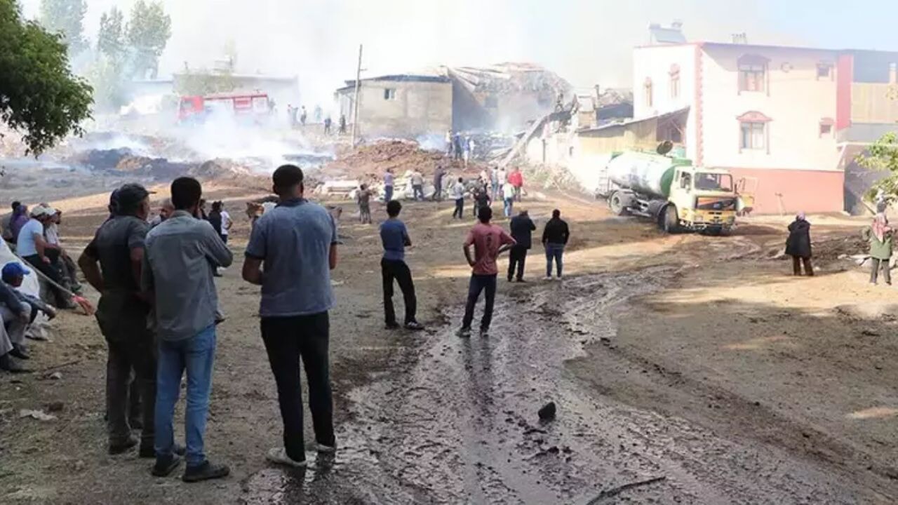 Erzurum'da çıkan yangın mahalleyi sardı!  12 ev ve ahırlar kül oldu