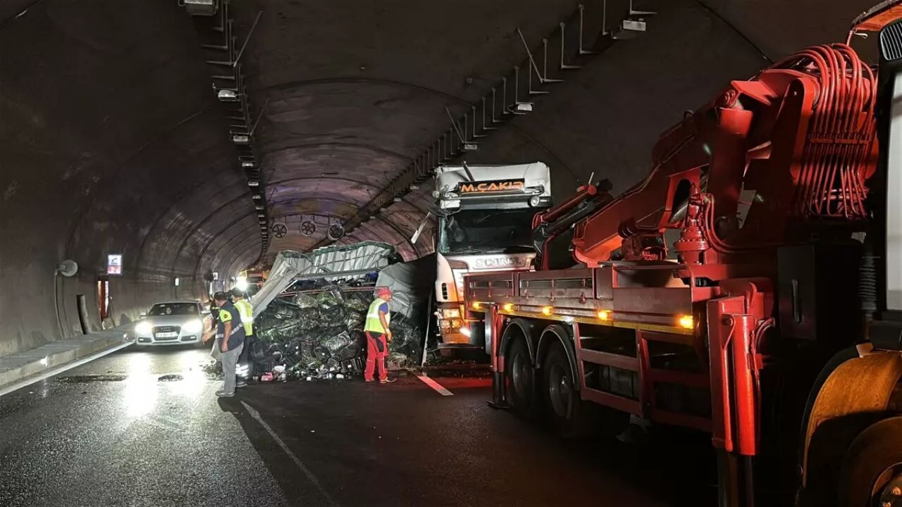 Riva Tüneli'nde tır devrildi, Kuzey Marmara Otoyolu trafiğe kapandı