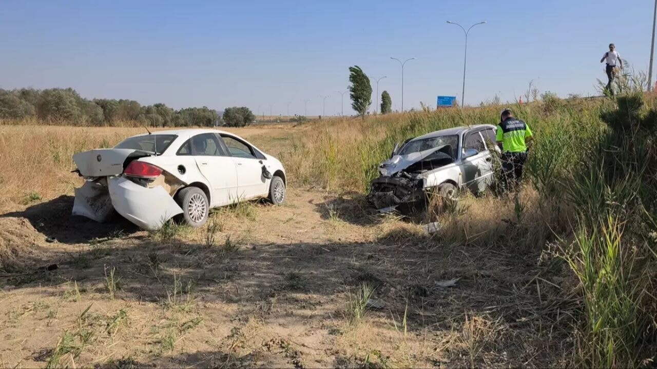 Kütahya'da kaza yapan otomobil ve polis aracı tarlaya savruldu