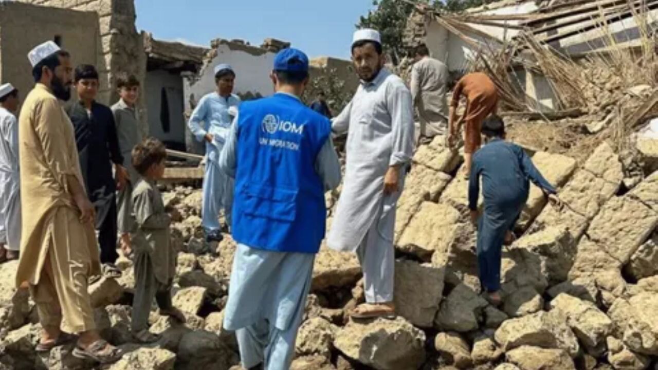 Afganistan'da meydana gelen 6 büyüklüğündeki depremde 800'den fazla kişi yaşamını yitirdi