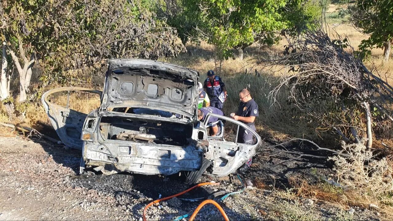 Manisa'da korkunç kaza: Araç yangını ve 3 ölü
