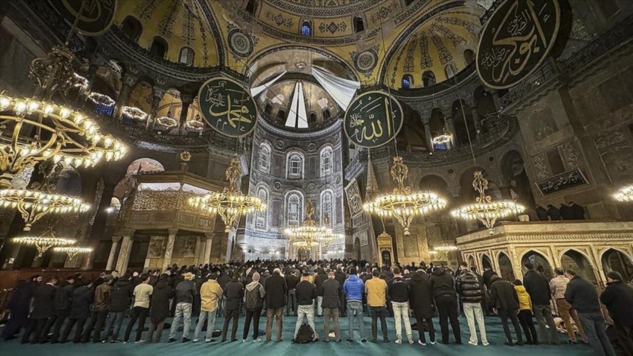 Yarın Mevlit Kandili! Mevlit kandili nedir ve İslam Kültüründe nasıl anılır? Mevlit Kandili neden kutlanıyor?