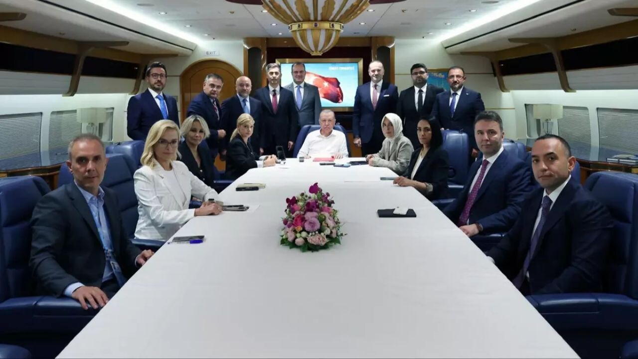 Cumhurbaşkanı Erdoğan, Çin ziyareti dönüşü uçakta gazetecilerin sorularını cevapladı