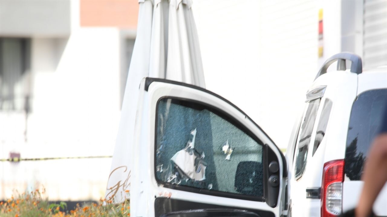 2 kardeş araçlarında otururken öldürüldü