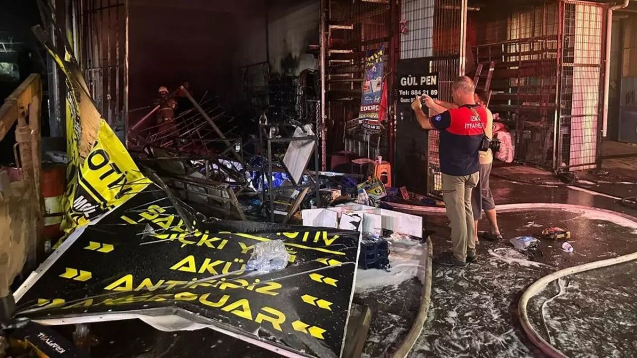 İzmir'de sanayi sitesinde büyük yangın: İş yerleri ve araçlar yandı