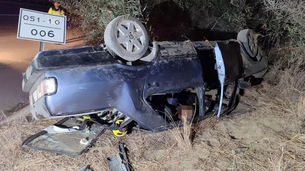 Mersin'de yol kenarına devrilen araç faciaya yol açtı