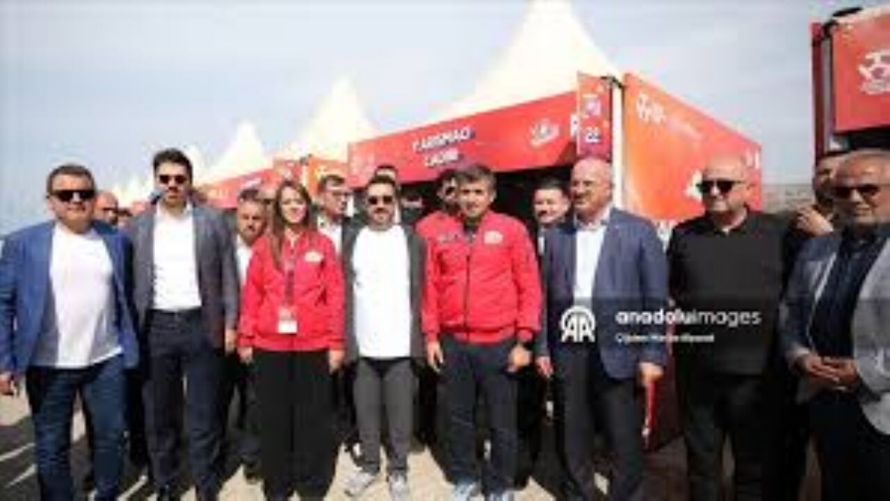 TEKNOFEST Yönetim Kurulu Başkanı Bayraktar Savaşan İHA Yarışması'nda gençlerle buluştu