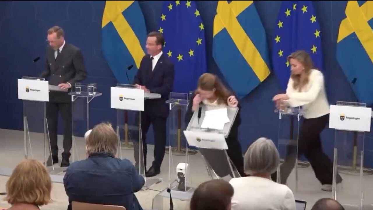 İsveçli bakan kürsüde bayılıp düştü!