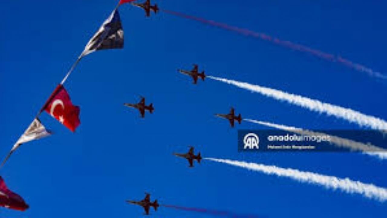 Türk Yıldızları ve SOLOTÜRK'ten İzmir'in kurtuluşunun 103. yılına özel gösteri