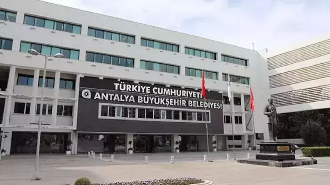 Antalya'da belediyeye operasyon: 17 gözaltı