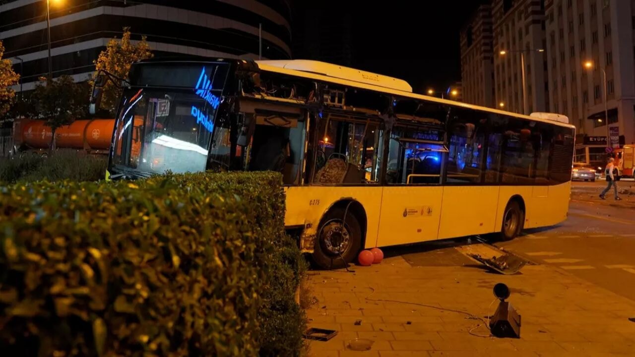 Ümraniye'de trafik kazası: İETT otobüsü otomobille çarpıştı