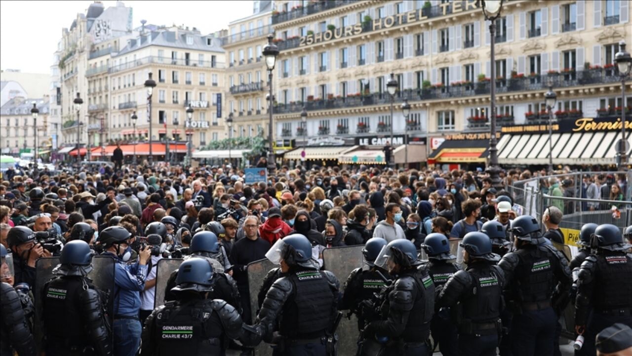 'Fransa Ayakta: 'Her Şeyi Durduralım' Çağrısı Ülkeyi Sokaklara Döktü, Polis ve Göstericiler Çatıştı'