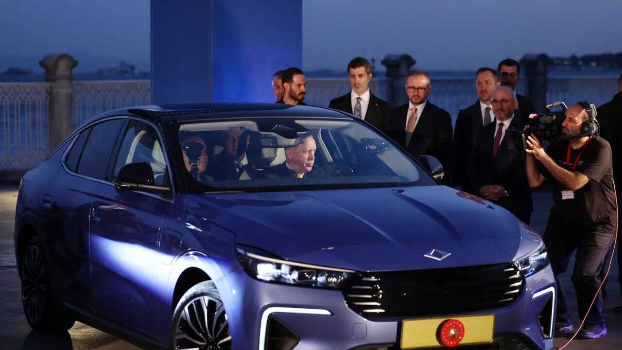 Cumhurbaşkanı Erdoğan, yeni model Togg ile deneme sürüşü yaptı