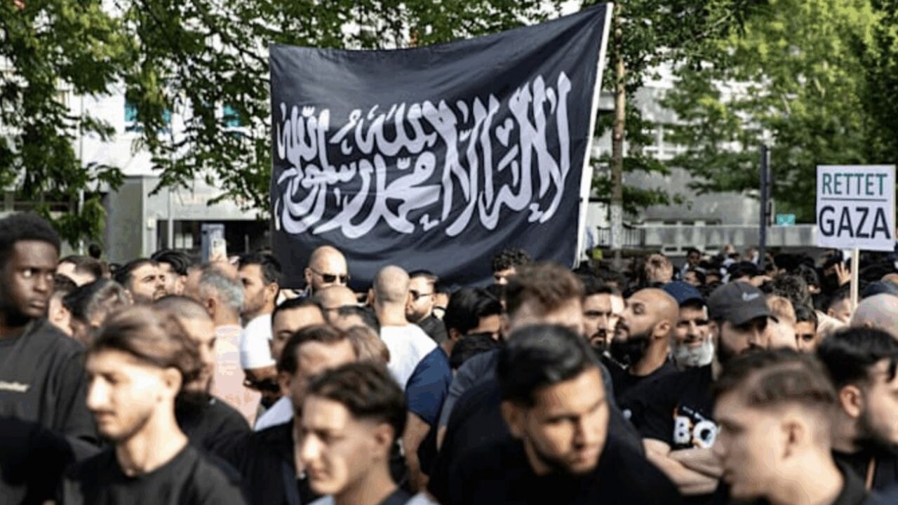 'Almanya'da Güvenlik Alarmı: Sokak Vaizleri Gitti, Dijital Selefiler Geldi'